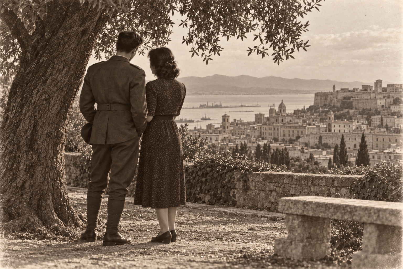 Un militare e una donna, di spalle sotto un albero, guardano il panorama della città e del porto.